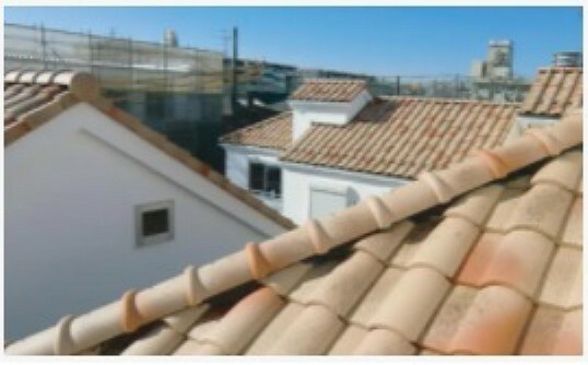 構造・工法・仕様 【断熱性が高い洋瓦屋根】　外気温の影響をうけにくい洋瓦は、お部屋の温度を快適にしてくれます。