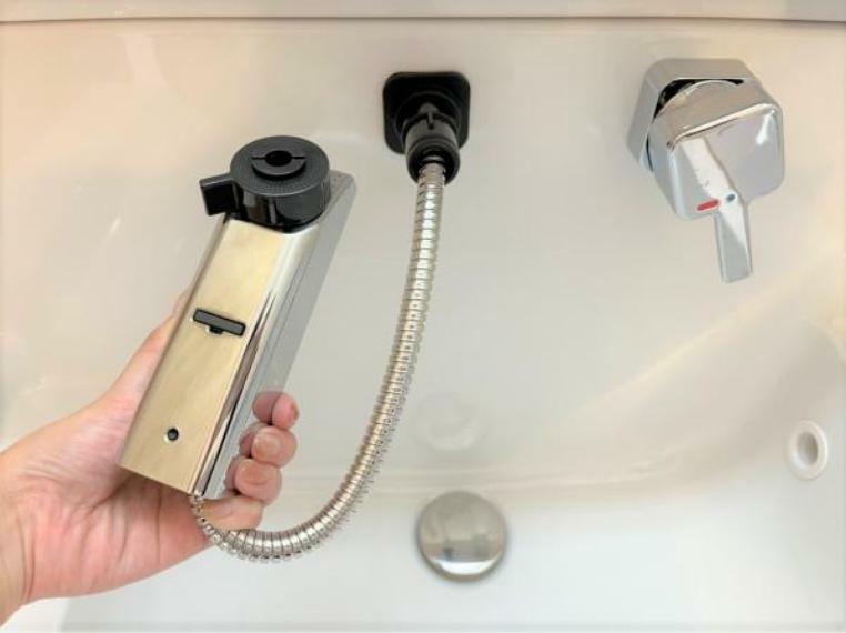 洗面台水栓は、伸縮するシャワーホースで水汲みやお手入れも簡単。水栓が壁面についているため、水たまりができず、汚れにくい構造です。