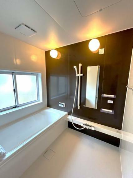 【リフォーム済み】浴室はハウステック製の新品のユニットバスに交換しました。浴槽には滑り止めの凹凸があり、床は濡れた状態でも滑りにくい加工がされている安心設計です。