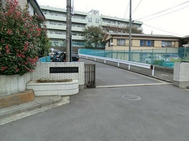 中学校 横浜市立東鴨居中学校まで約440m