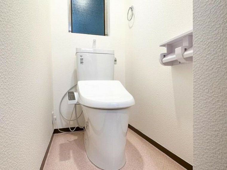 換気と明るさに配慮した、清潔感のあふれるトイレです。落ち着いた空間で安らぎのひとときをお過ごしいただけます。
