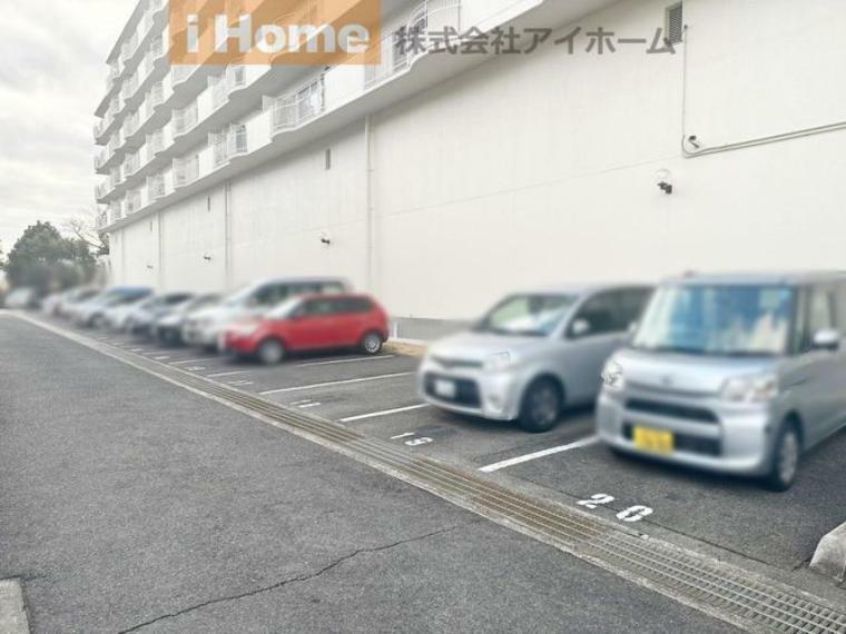 駐車場 平面駐車場なので車種や車の大きさに左右されず、出し入れしやすいです。