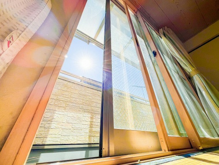 窓は二重サッシになっており、外気や音を通しにくくなっております。晴れの日には冬でもエアコンがいらないくらいの暖かさでした。