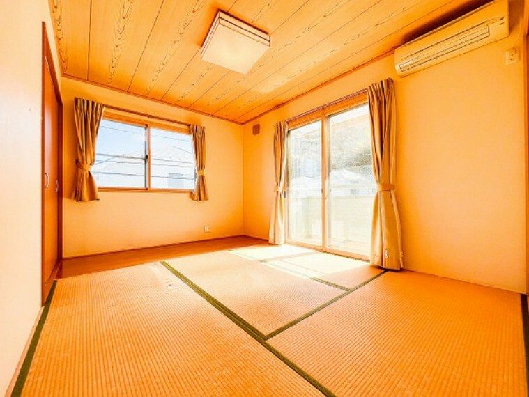 和室には収納が2つあり、一家の寝具をすべて仕舞えるくらいの大きさです。
