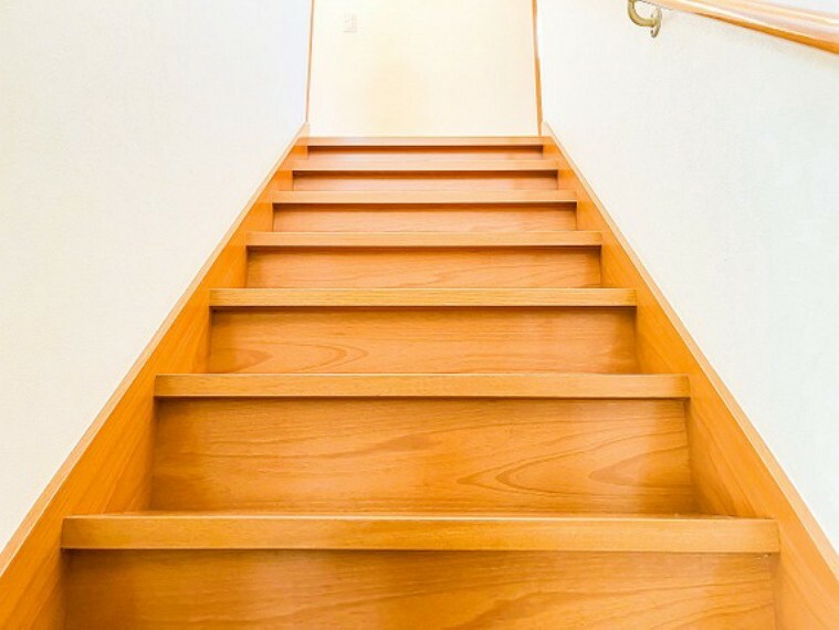 注文住宅ならではの広めの階段で、荷物をもって階段を通るときもゆとりがあります。