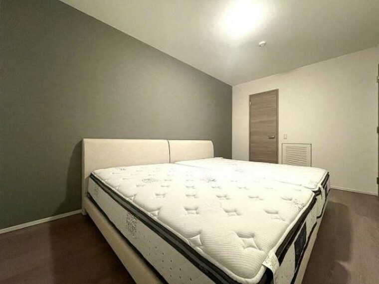 寝室 収納力を兼ね備えたお部屋。陽当たりの良い、ご夫婦様のくつろぎの空間です。
