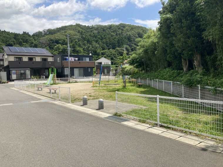 公園 現地から30m～84m。　　現地写真:分譲地東側に隣接する公園（2023年7月撮影）