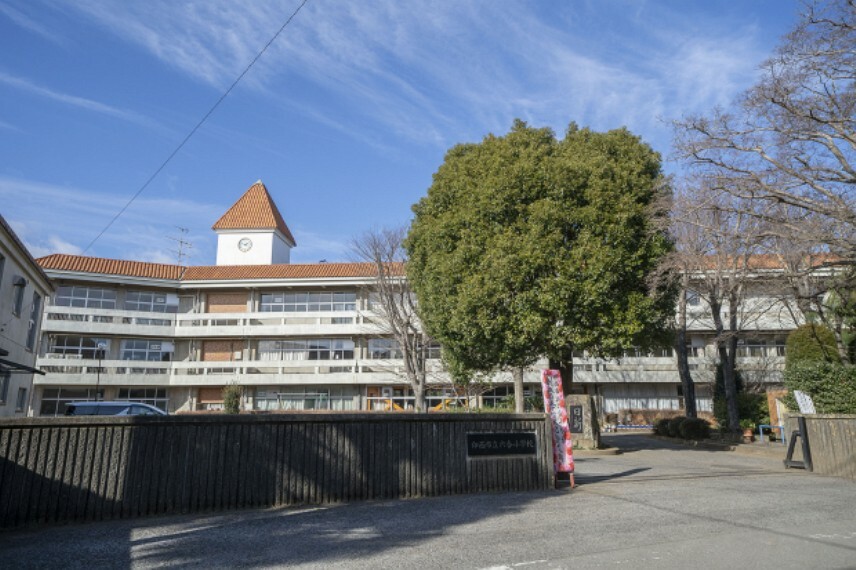 小学校 現地から100m～155m。　印西市立六合小学校　「やさしく かしこく たくましい子どもの育成」を教育目標に掲げた小学校です。