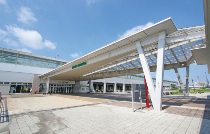 現地から1400m～1410m。　「本庄早稲田」駅　熊谷駅と高崎駅の間に位置する、上越新幹線と北陸新幹線が乗り入れる駅。周辺には、駅を中心としたニュータウン「本庄早稲田の杜」が整備されています。