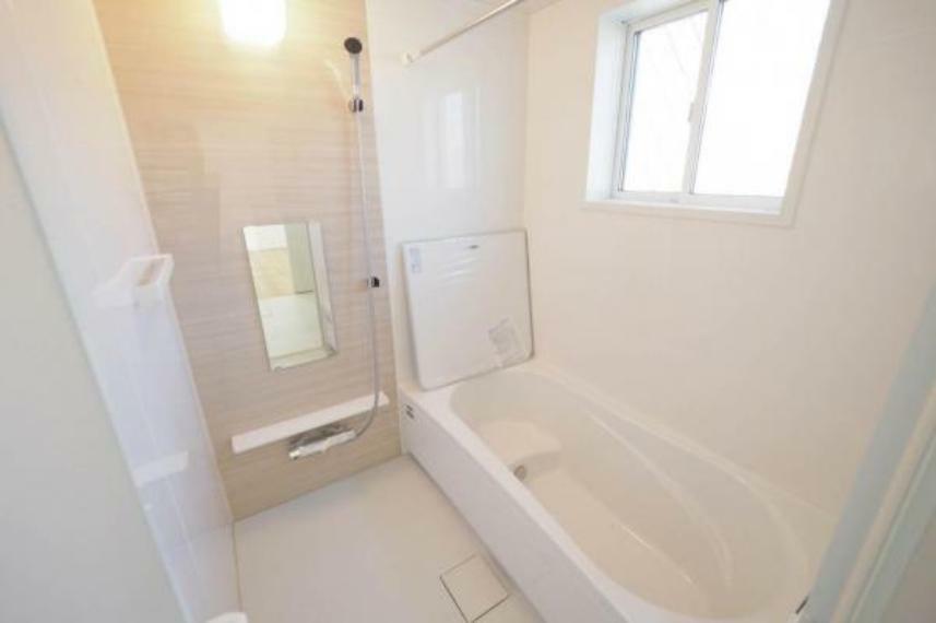 浴室 明るく柔らかい雰囲気のバスルーム。温かい空間に包まれて心身ともにリラックスいただけます。