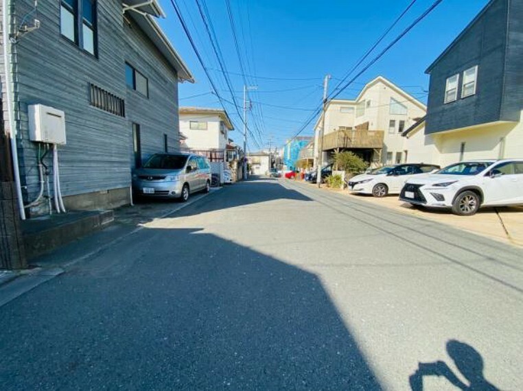 現況写真 前面道路も幅員があり車の運転も安心！前面道路は閑静な住宅地で車通りの少ない道路です。