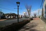 現況写真 物件の西側前面道路（南側から）［2023年2月21日撮影］