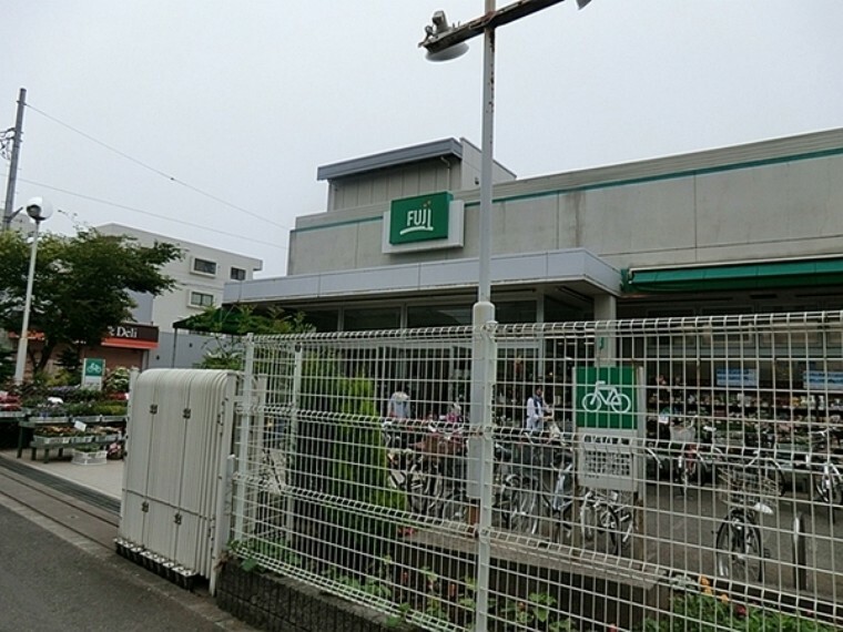 スーパー fuji鵠沼店 営業時間　10時から22時　小田急線鵠沼海岸駅が1番近い。鵠沼海岸にも近く、夏は観光客の方が多い。食品、日用雑貨など。