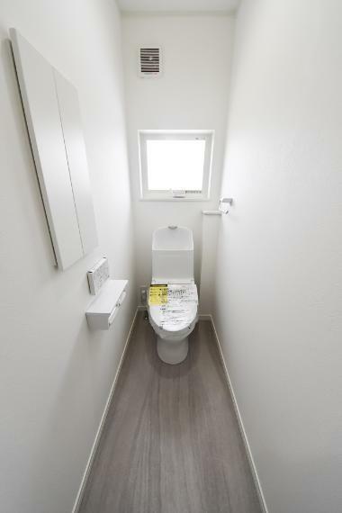 トイレ 2F/備え付けの棚、温水洗浄便座。毎日快適に過ごせます。