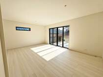 大きな窓のあるリビングは、陽光あふれる明るい空間です。居心地良く、ご家族皆がゆったり寛げる憩いの空間となりそうです