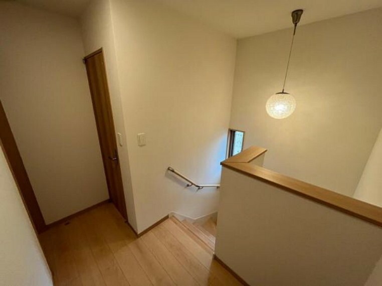 【2階】階段は手摺が付いた使う人みんなに優しい安全設計。2階には3部屋洋室がございます！