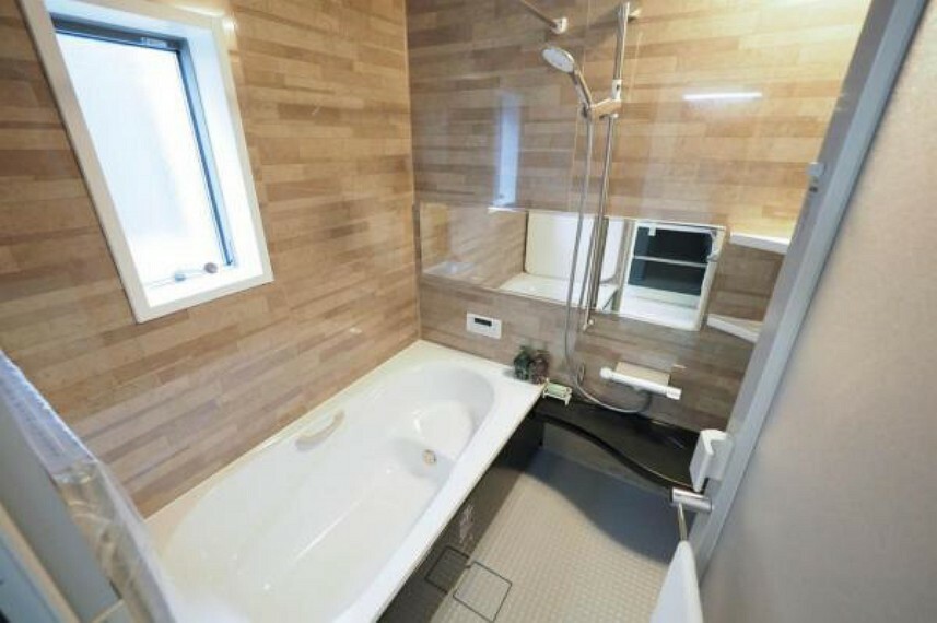 浴室 木目調パネルが安らぎのバスタイムを演出するバスルーム。足を伸ばしてゆったりお湯に浸かれる1坪サイズのユニットバスです。