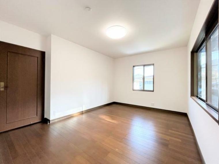 【リフォーム済】2階南側洋室の写真です。寝室にするにはピッタリのサイズ感のお部屋となっております。