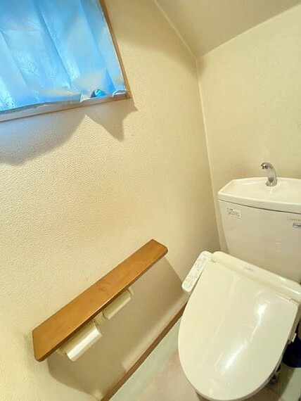 トイレ 1階のトイレはシャワートイレです。窓があり換気も楽々です。