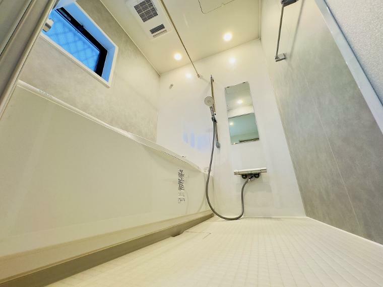 浴室 【浴室】 保湿性能の高いサーモバス、冬でも床がひんやりしないサーモフロアをはじめ機能性に優れたシステムバス。