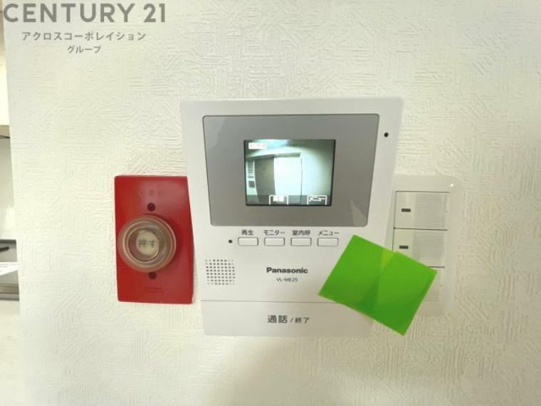 TVモニター付きインターフォン 訪問者が来たときにテレビ画面で確認できるため、安心してドアを開けられます。録画機能があるものもあり、留守中に来訪者を記録しておくことができます。利便性が高く、セキュリティ面でも安心です。