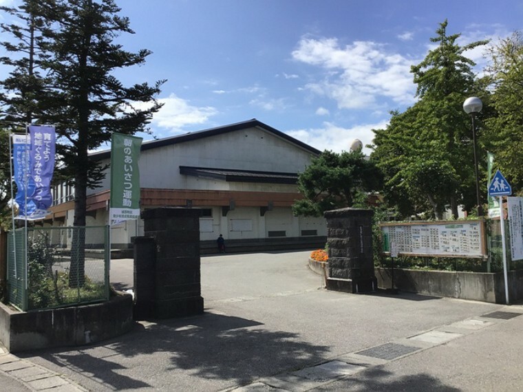 中学校 現地から700m～720m。　会津若松市立第四中学校　学業だけでなく、部活動も盛んで各種大会で活躍している中学校です。