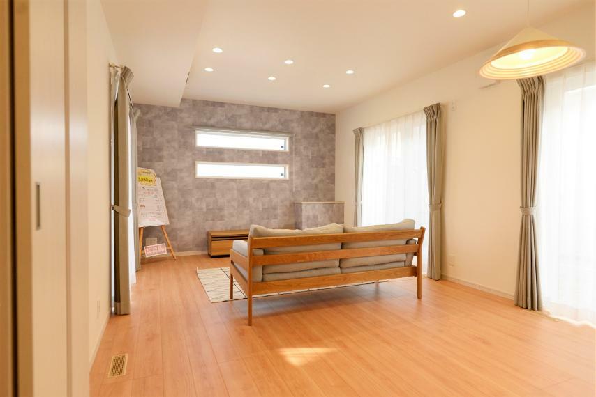 居間・リビング 三面採光の窓は家具の配置がしやすくなっています