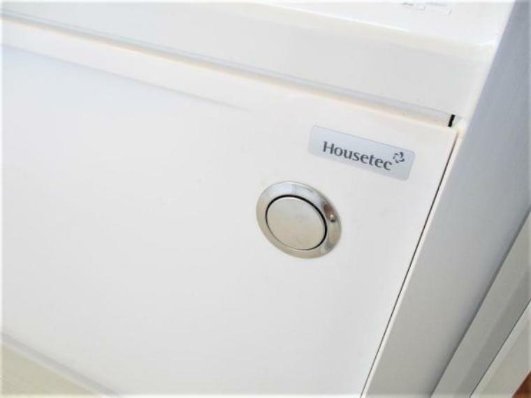 構造・工法・仕様 【設備写真】浴室の排水栓はポップアップ式です。ワンタッチで浴槽のお水を排水できます。チェーンが付いてないので、お掃除もラクになりますね。