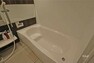 浴室 浴室は浴室暖房乾燥機、追い炊き機能つき。1坪サイズで足を伸ばして日々の疲れを癒していただけます。