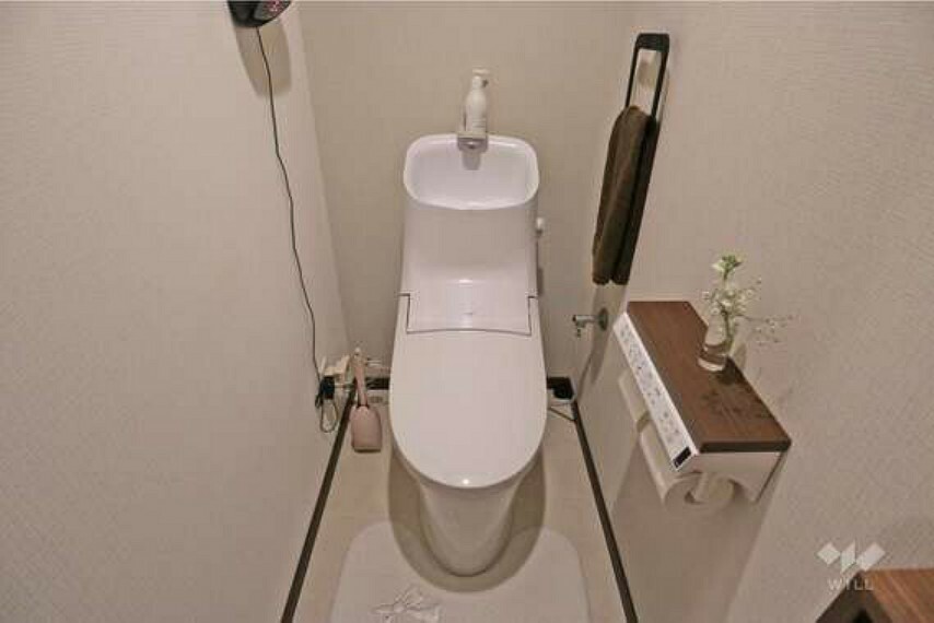 トイレはウォシュレット付き。上部には棚もございますので消耗品のストックを隠して収納することができます。手洗い付きです。