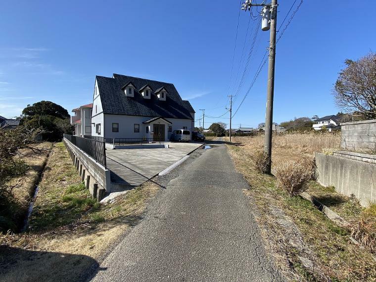 北東側接道道路と周囲の街並み