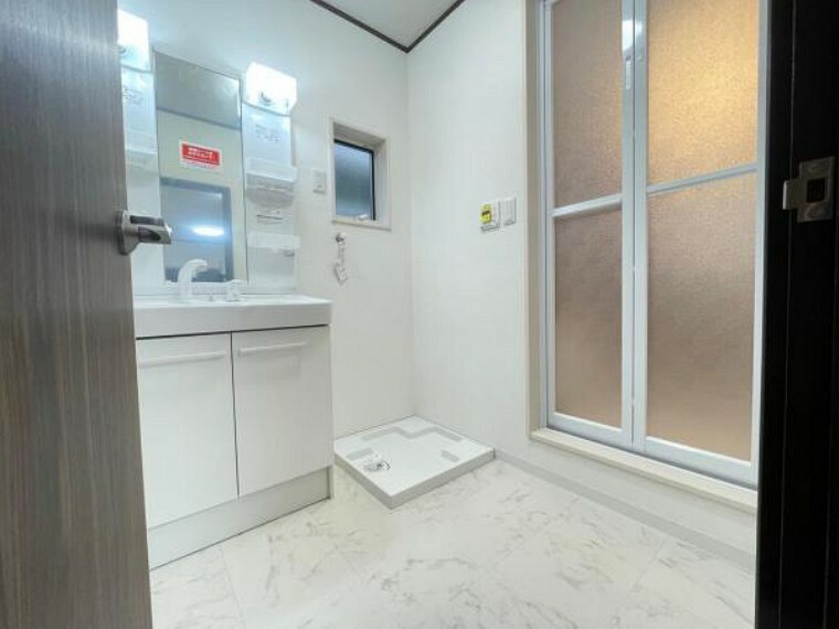 脱衣場 洗濯機置き場もある広めの洗面室は身支度もしやすいですね！窓があり換気も良好ですよ。
