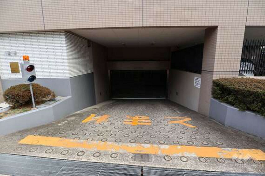 駐車場の出入り口（ゲート付き）