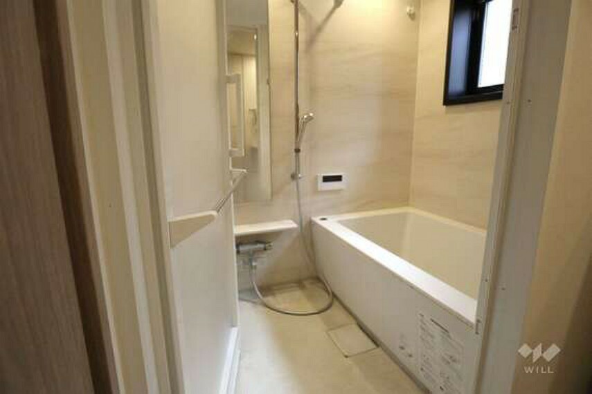浴室 浴室は窓あり！戸建感覚で換気もでき、カビの予防には効果があります。浴室暖房乾燥機付き。