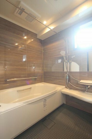 浴室 ■窓のある浴室で換気良好、追い焚き＆浴室暖房乾燥機付き