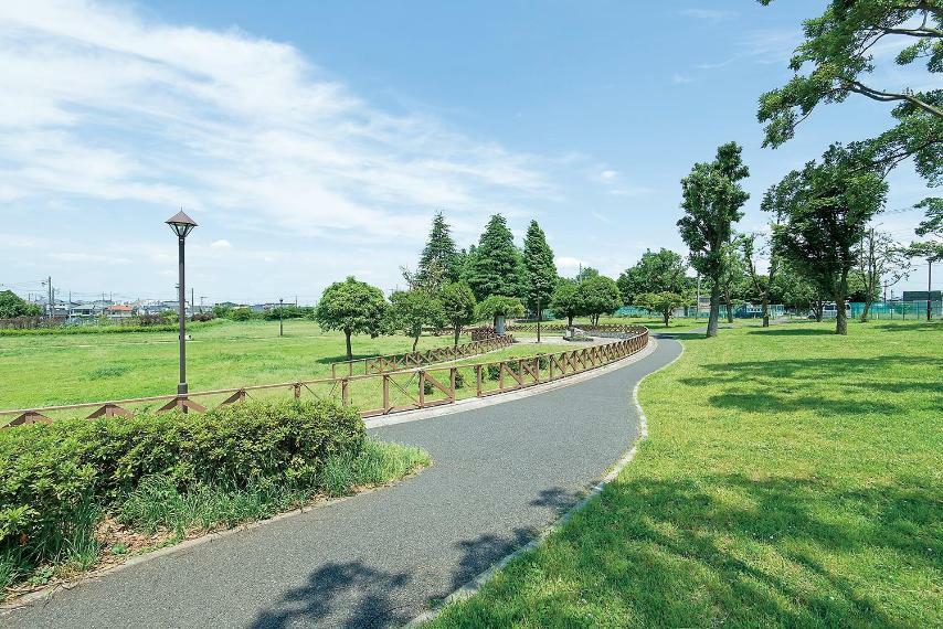 公園 【都立六仙公園】東久留米市のほぼ中心に位置し、北多摩地域における緑の拠点として計画された公園。芝生広場があり、自然を身近に感じることができそうです。（1012～1065m/徒歩約13～約14分）