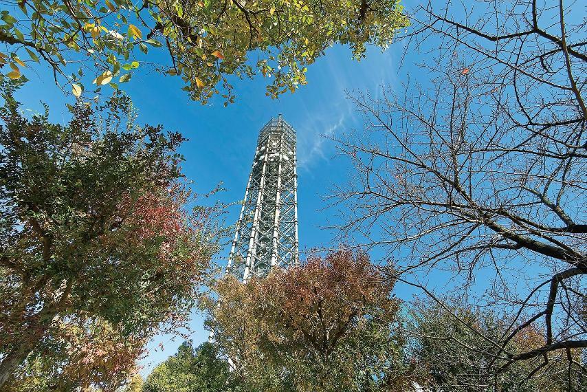 【スカイタワー西東京】西東京市のシンボルタワーである多目的電波塔。天気によってライトアップを変えることから、天気予報タワーとしても親しまれています。電波塔に隣接する局舎地下1階には多目的ホールも開設されています。