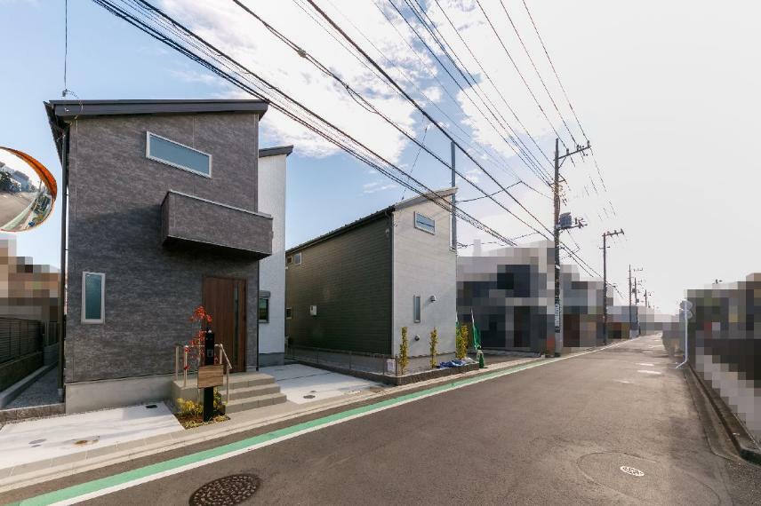 現況外観写真 【現地街並み】 武蔵野の緑豊かなロケーションの中に、総7区画の新しい街並みが誕生します。ワークスペースカウンターや豊富な収納スペースを備えた邸宅で新生活をスタートしていただけます。