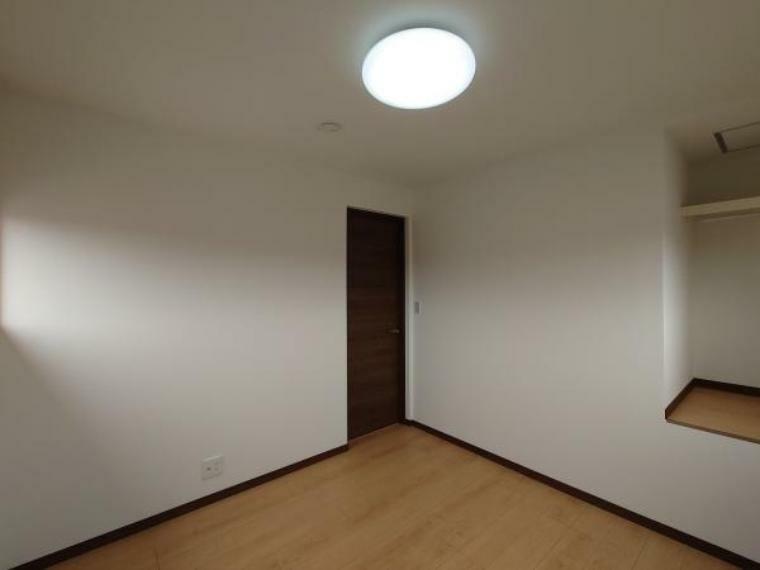 【リフォーム済】2階4.5帖の洋室には階段上を利用した収納スペースを作りました。お部屋を広く使うことができるのでいいですね。
