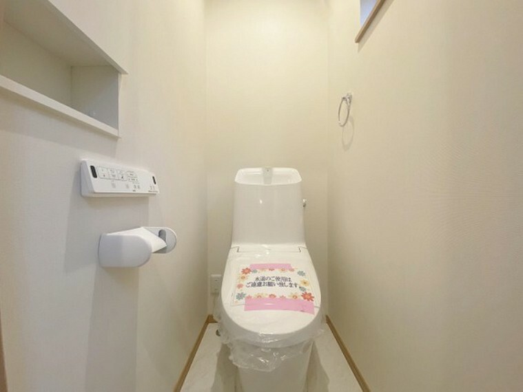 トイレ ～Toilet～　　　　　ゆとりをもったトイレの広さ、落ち着く場を演出できました。1階、2階に設置。