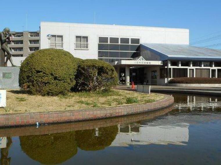 八街市立図書館