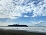 周辺の街並み 現地から1800m（最長）　鵠沼海岸約1800m　日本におけるサーフィンの発祥地とされる海岸（2022年4月撮影）