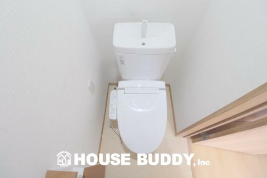 トイレ 1階、2階ともにお手入れも楽々、清潔感のあるシャワートイレを採用しました。