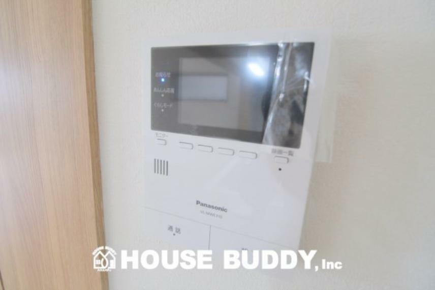 防犯設備 「TVモニター付きインターホン」 来客時にカラー画像で確認が出来る「見える安心」を形にモニター付きインターホンを設置。家事導線を考慮した個所に設置し、夜間でもLEDライトでくっきりと映ります。
