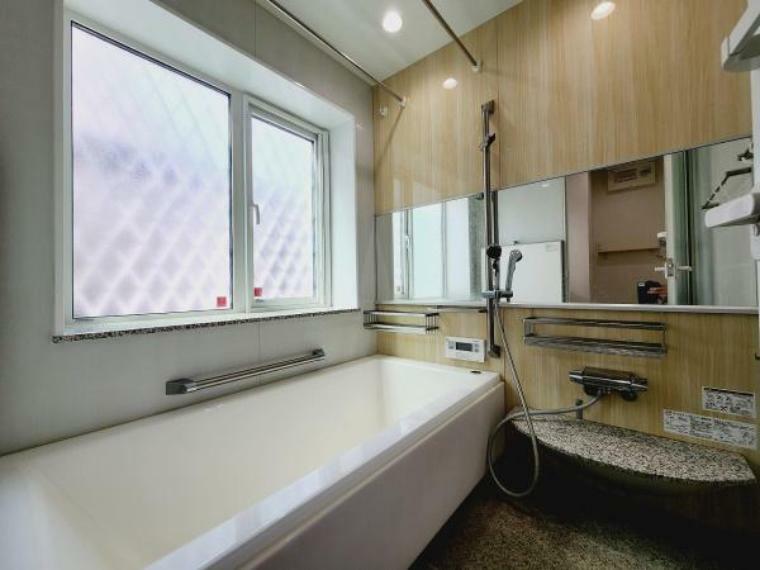 浴室 落ち着いた空間を演出するカラーでゆったりお使い頂けるバスルーム。いつでも快適で心地の良いバスタイムを実現できます。大きな窓があり換気環境も良好です。