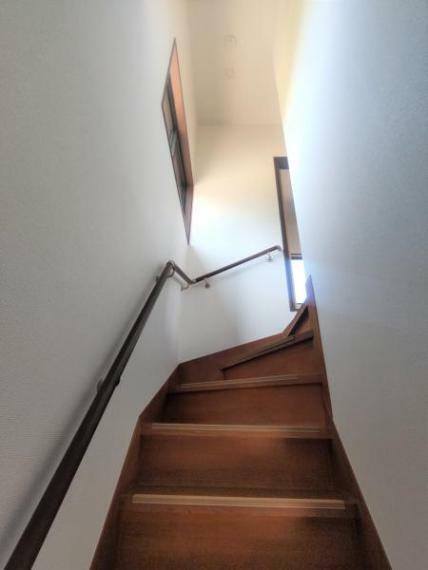 【リフォーム済】階段に手すりを設置したので上り下りがしやすくなりました。階段はクリーニングし、滑り止めを設置しました。