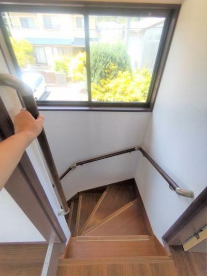 【リフォーム済】階段の一番上に縦型の手摺を追加し設置しました。昭和時代の階段に手すりがこの場所にあるのとないのとでは安心感に大きな違いがあります。