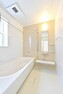 浴室 浴槽は大人でも足を伸ばしてゆったりできる広さ。壁面は落ち着いた色合いでリラックスタイムを演出します。（2号棟）