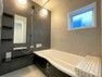 浴室 ゆったり広々1坪風呂！天井にビルドインの浴室暖房乾燥機付きで雨の日の洗濯物も安心！