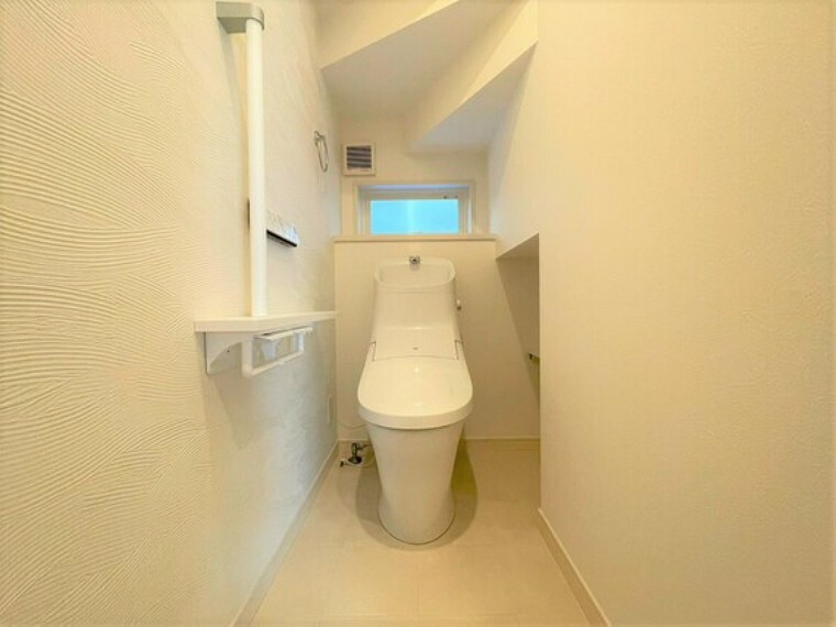 トイレ フチレス形状でお掃除ラクラク！強力洗浄の超節水トイレ（3日でお風呂1杯以上の節水効果）！ノズルシャッターがついて清潔に保てます。1階2階でアクセントクロスが違います。
